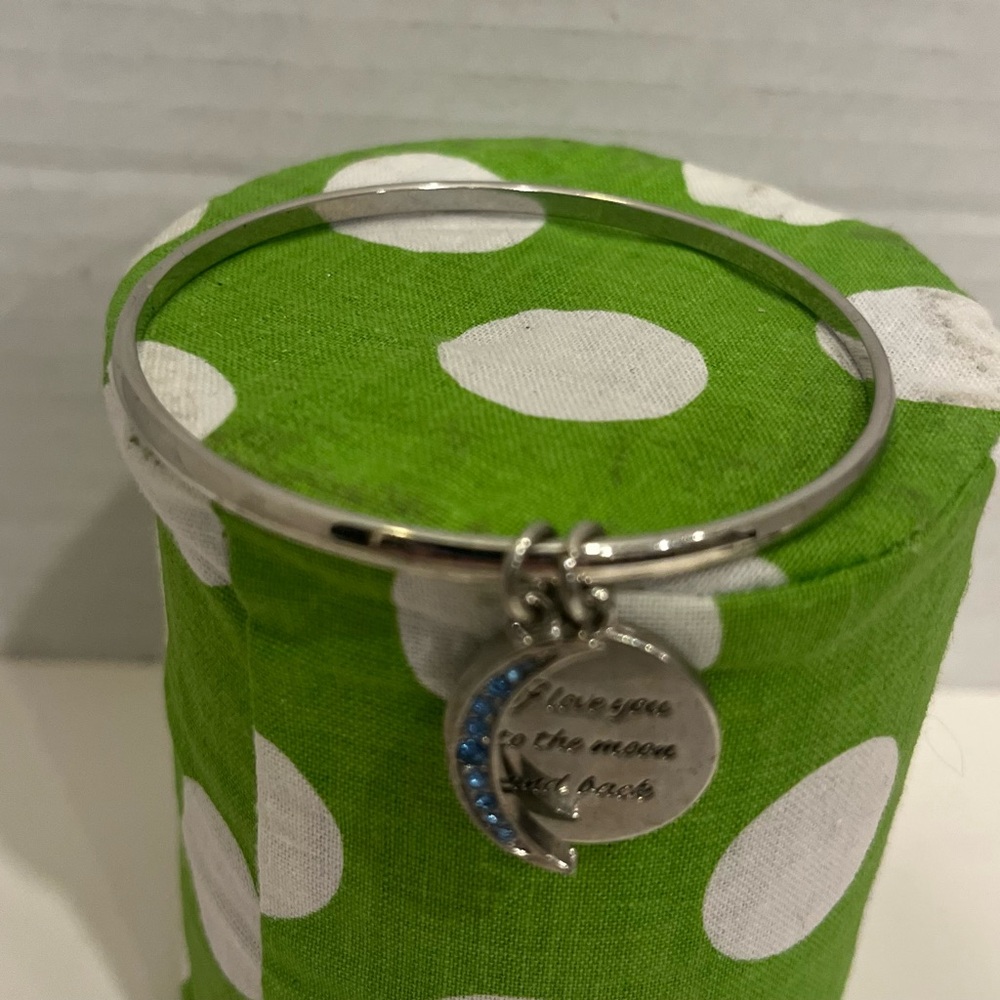 PRE-OWNED BCBG WOMEN'S SHARE THE LOVE BANGLE BRACELET